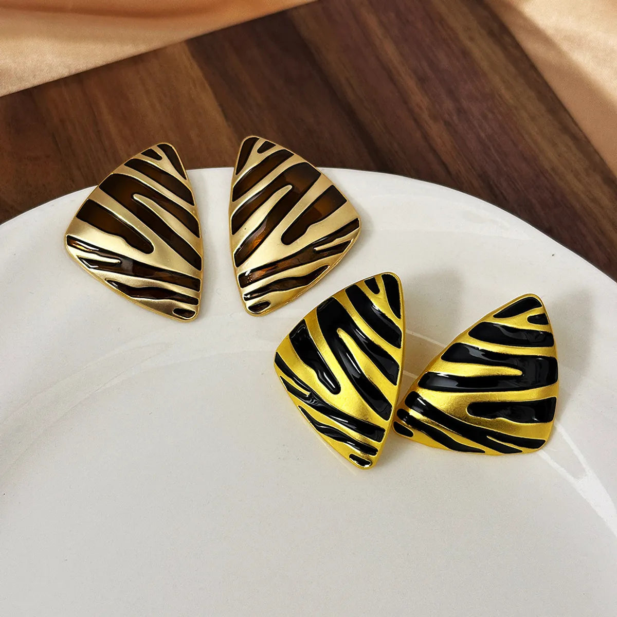 1 Pair IG Style Simple Style Triangle Enamel Alloy Ear Studs