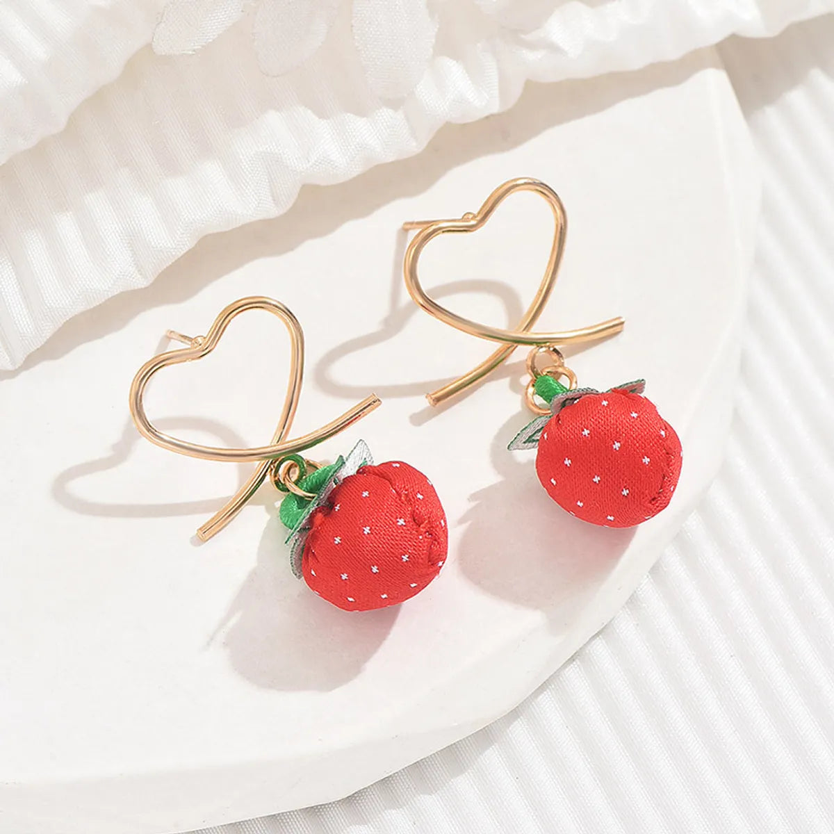 1 Pair IG Style Sweet Heart Shape Strawberry Hollow Out Alloy Drop Earrings