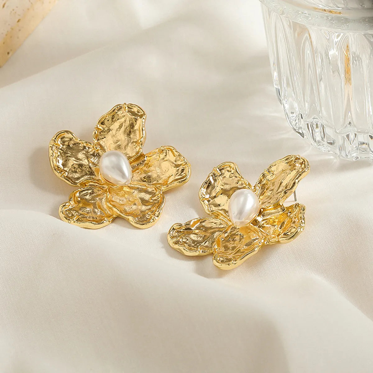 1 Pair Lady Flower Asymmetrical Plating Inlay Alloy Artificial Pearls Gold Plated Silver Plated Ear Studs