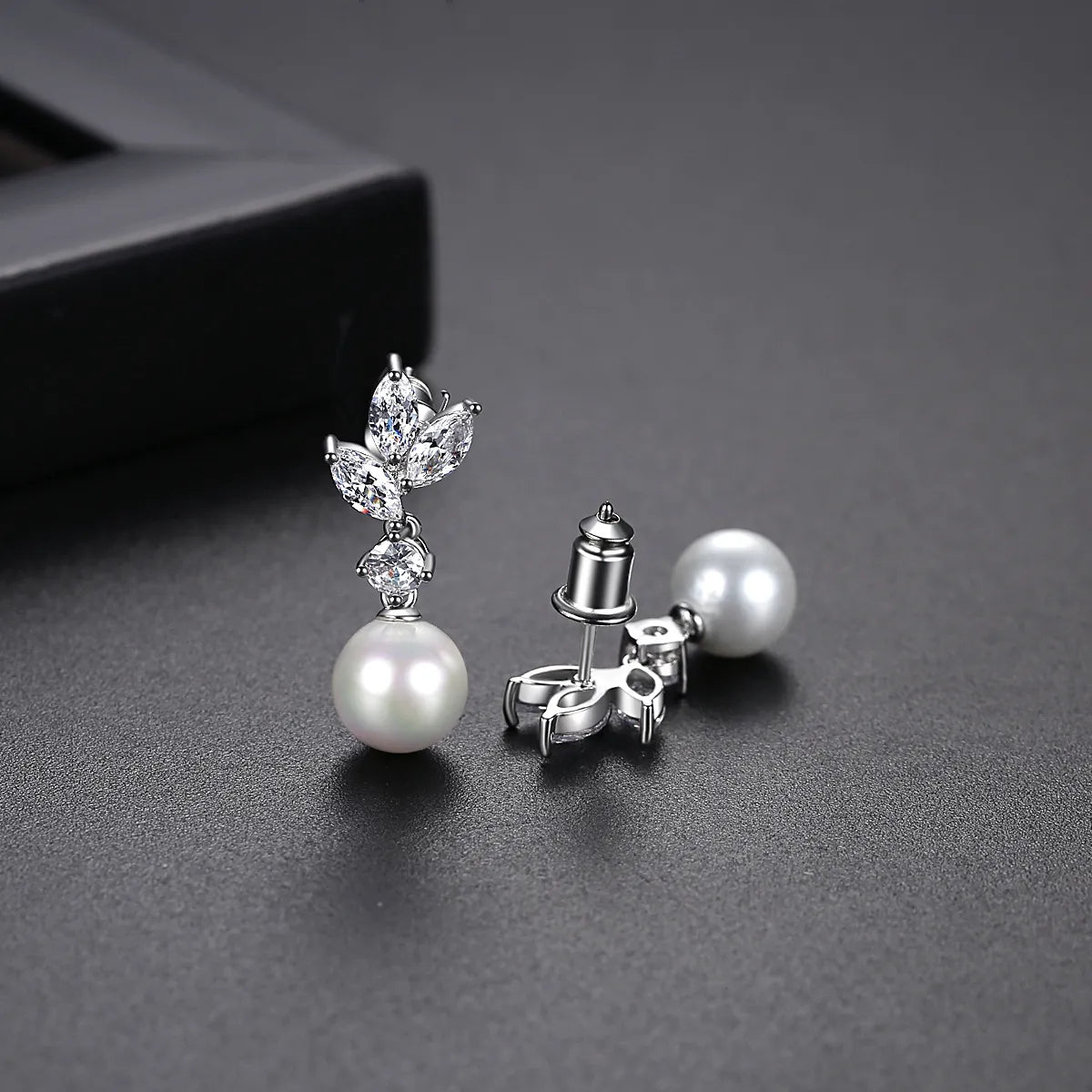 1 Pair Lady Leaf Artificial Pearl Copper Plating Inlay Zircon Drop Earrings