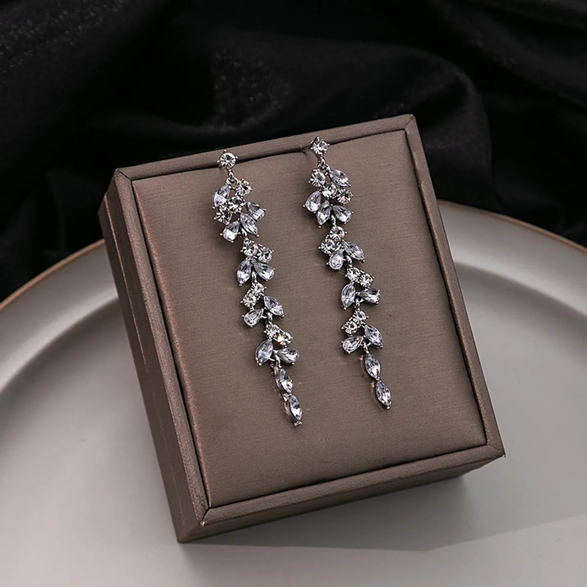 1 Pair Lady Leaf Asymmetrical Inlay Alloy Rhinestones Drop Earrings