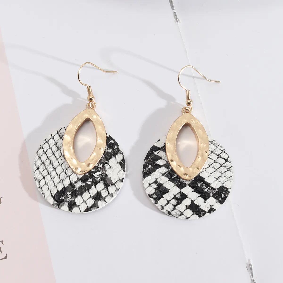 1 Pair Retro Color Block Water Droplets Pu Leather Alloy Shell Hollow Out Women's Drop Earrings