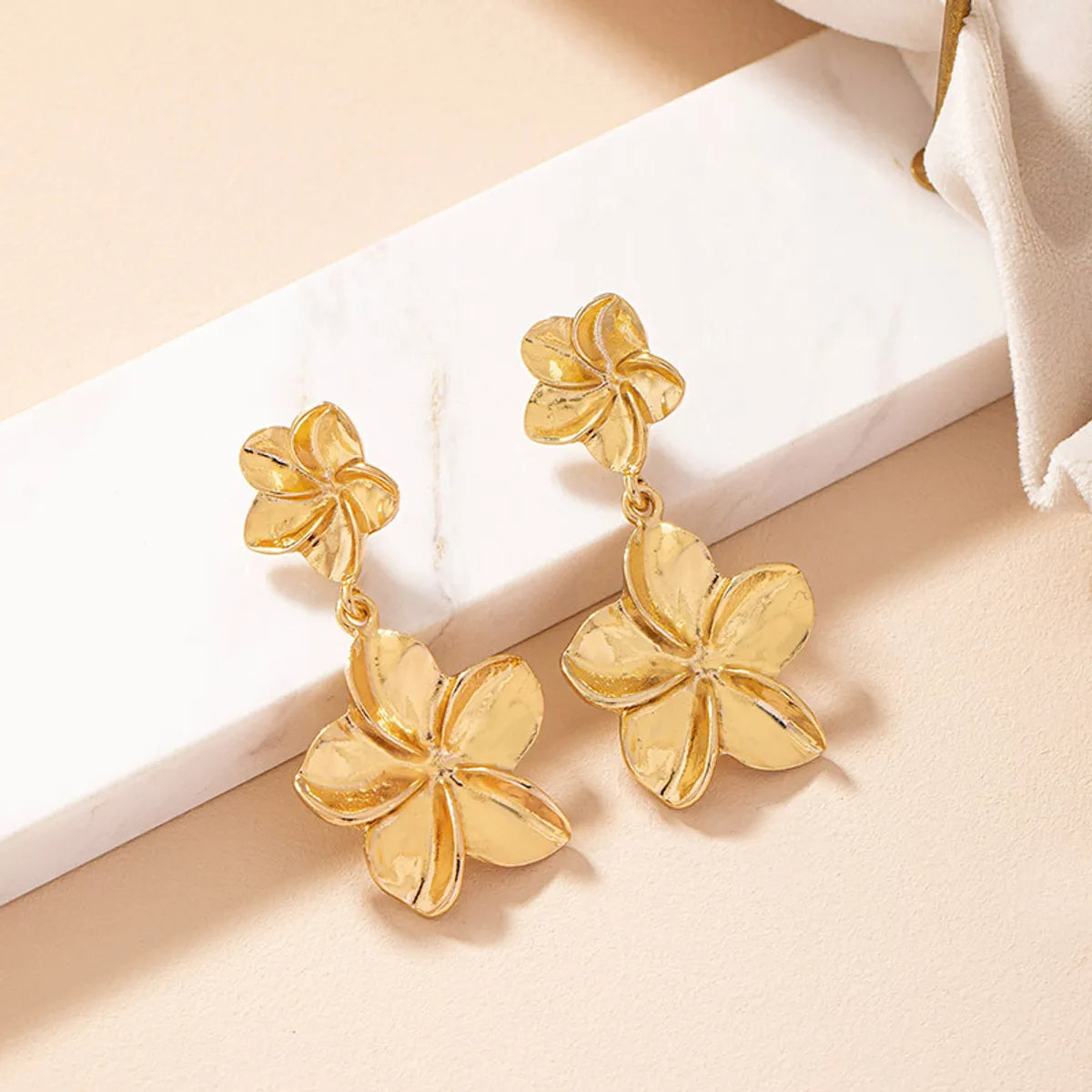 1 Pair Retro Commute Flower Plating Alloy Gold Plated Drop Earrings