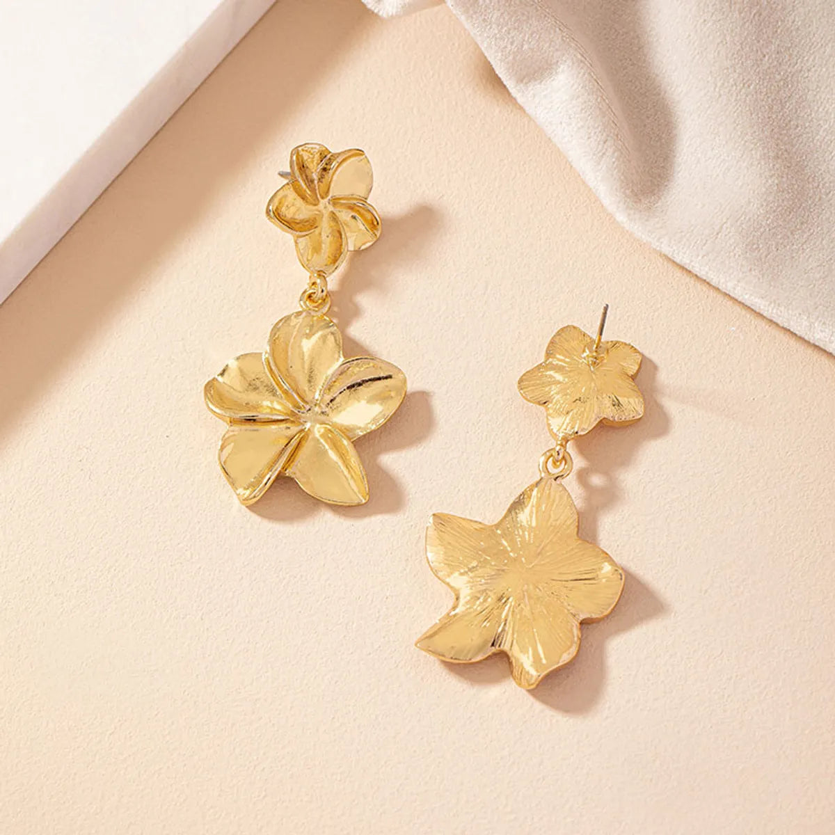 1 Pair Retro Commute Flower Plating Alloy Gold Plated Drop Earrings