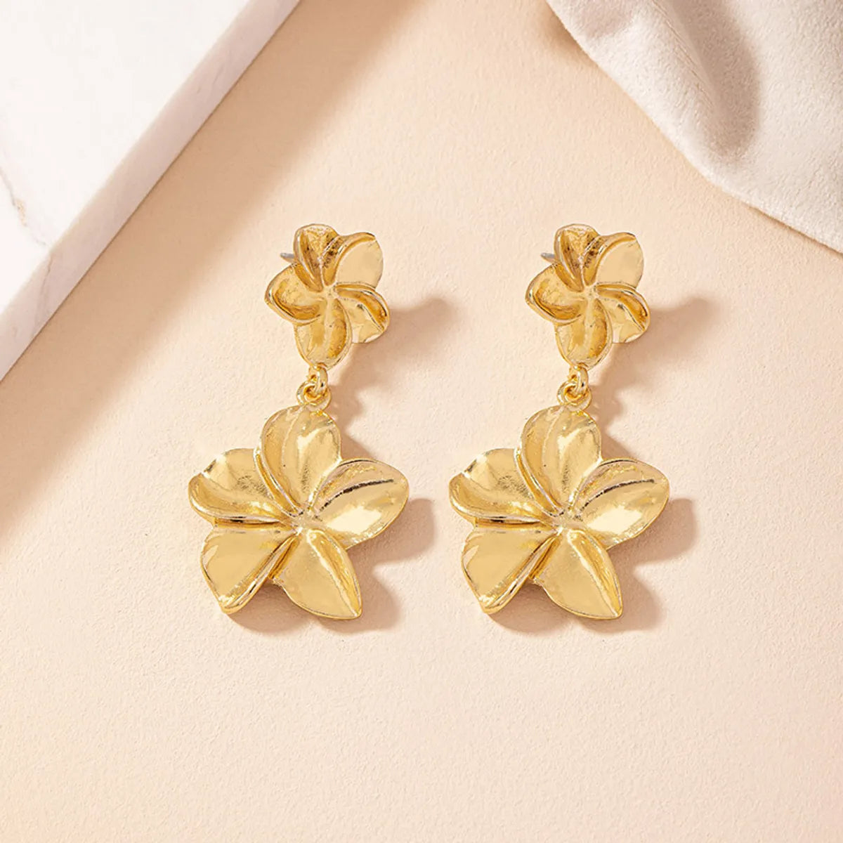 1 Pair Retro Commute Flower Plating Alloy Gold Plated Drop Earrings