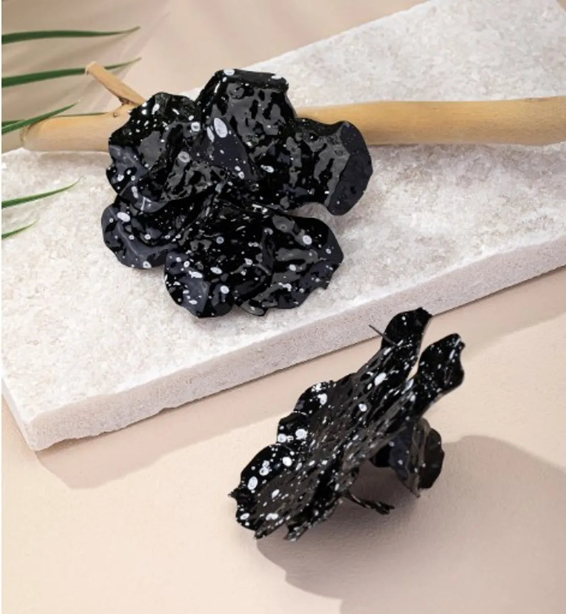 1 Pair Retro Exaggerated Flower Lacquer Painting Pleated Synthetic Resin Titanium Steel Iron Gold Plated Ear Studs