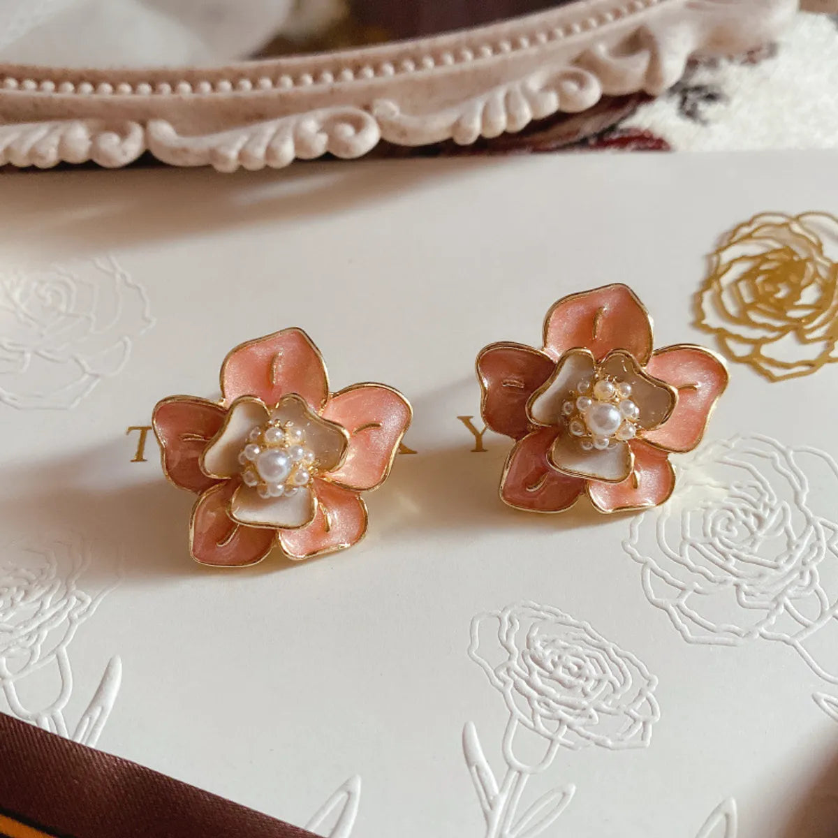 1 Pair Retro Flower Alloy Enamel Artificial Pearls Women's Ear Studs