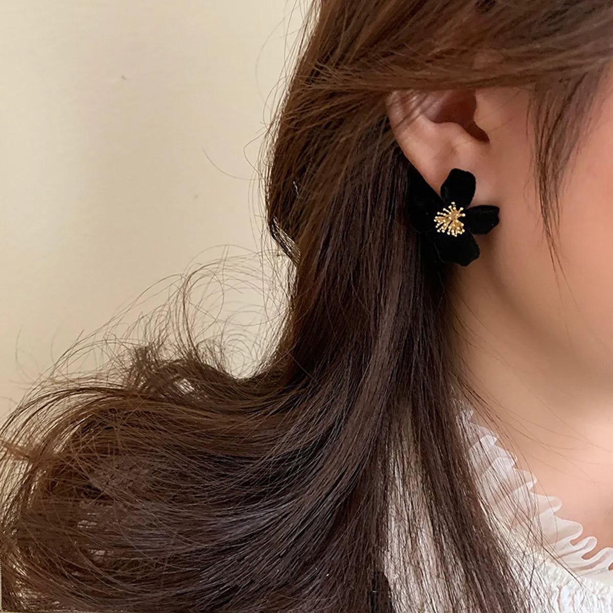 1 Pair Retro Flower Flocking Plating Women's Ear Studs