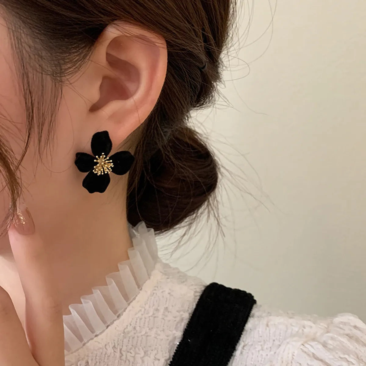 1 Pair Retro Flower Flocking Plating Women's Ear Studs