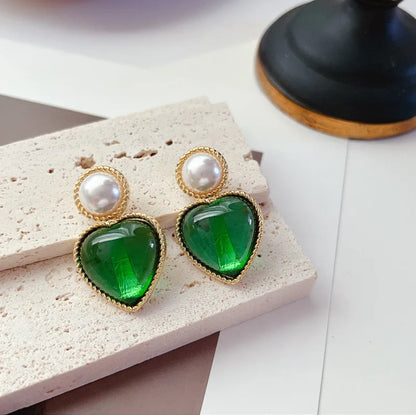 1 Pair Retro Heart Shape Alloy Resin Inlay Artificial Pearls Women'S Ear Studs