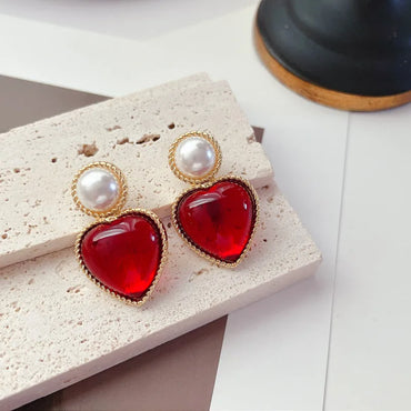 1 Pair Retro Heart Shape Alloy Resin Inlay Artificial Pearls Women'S Ear Studs