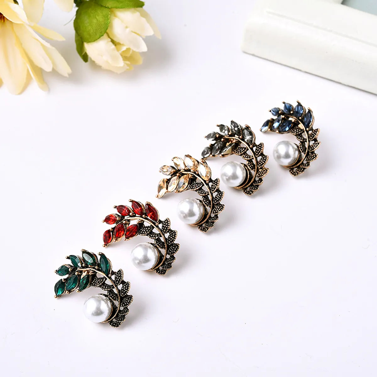 1 Pair Retro Leaves Plating Inlay Alloy Rhinestones Gold Plated Ear Studs