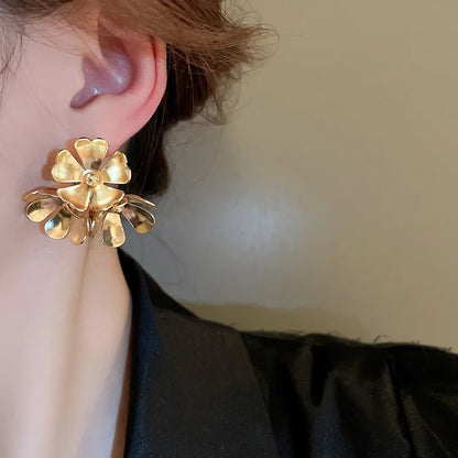 1 Pair Retro Luxurious Flower Alloy Ear Studs