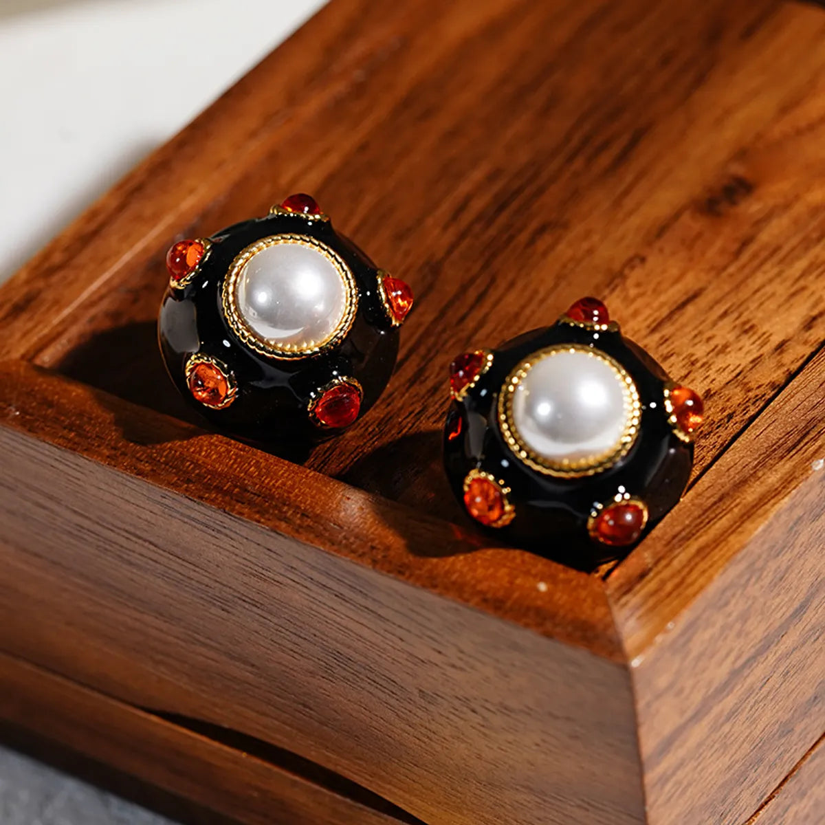 1 Pair Retro Round Inlay Copper Pearl Zircon 18K Gold Plated Ear Studs