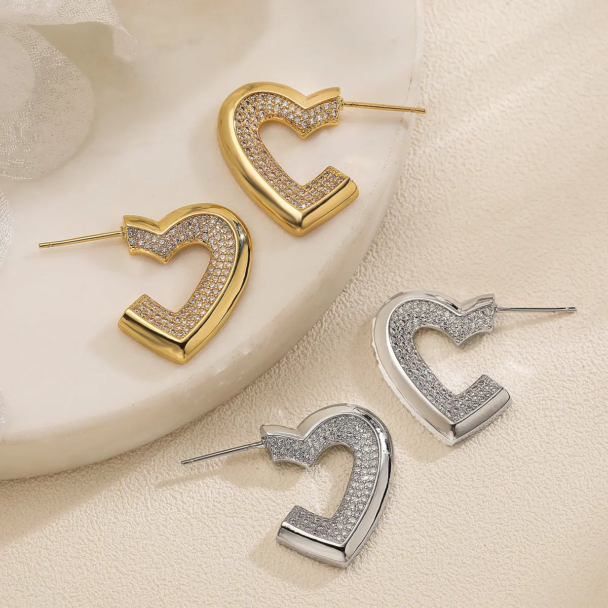 1 Pair Retro Simple Style Commute Heart Shape Inlay Copper Zircon Ear Studs