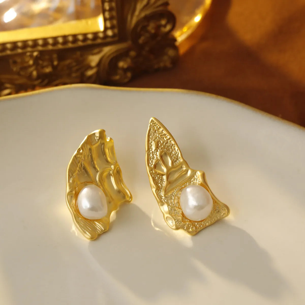 1 Pair Retro Simple Style Commute Irregular Plating Inlay Copper Freshwater Pearl 18K Gold Plated Ear Studs