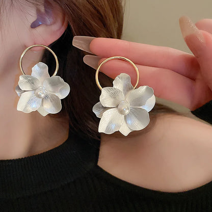 1 Pair Retro Simple Style Flower Inlay Alloy Pearl Drop Earrings