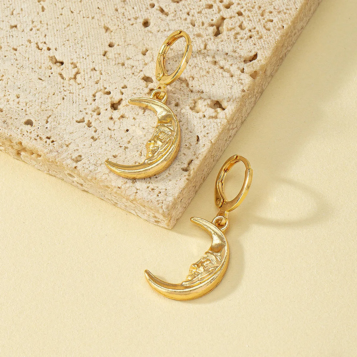 1 Pair Retro Simple Style Moon Plating Alloy Gold Plated Drop Earrings