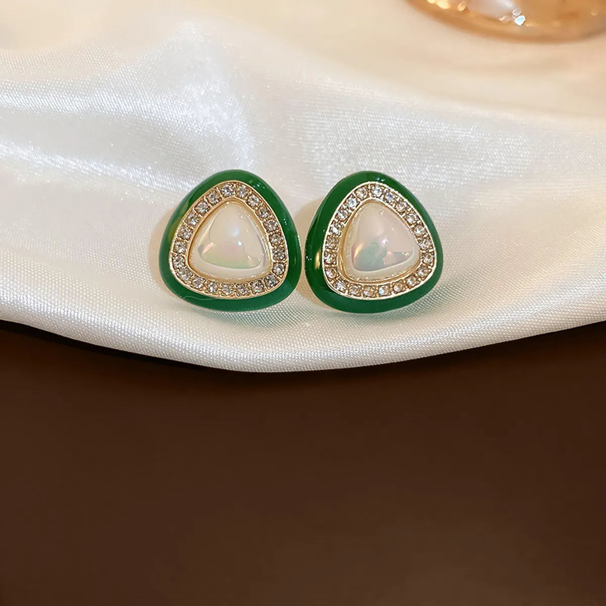 1 Pair Retro Simple Style Triangle Inlay Alloy Imitation Pearl Rhinestones Ear Studs