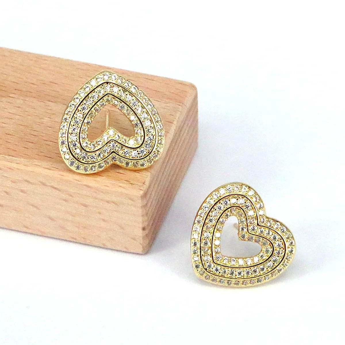 1 Pair Retro Sweet Heart Shape Copper Plating Inlay Diamond Gold Plated Ear Studs