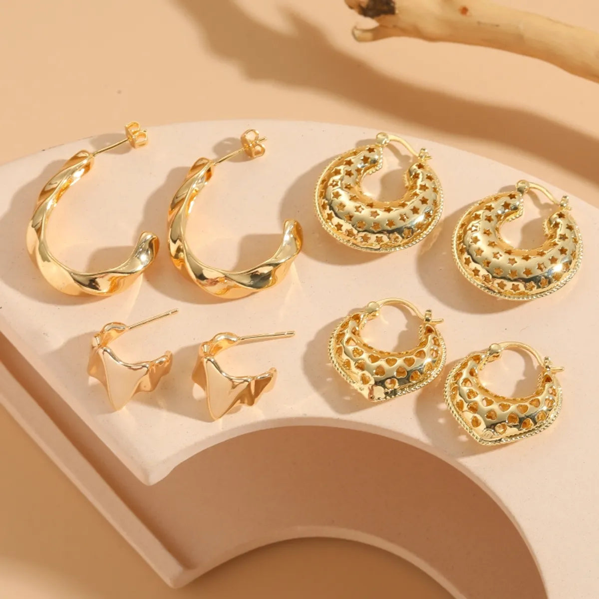 1 Pair Simple Style Classic Style C Shape Heart Shape Twist Plating Copper 14k Gold Plated Earrings