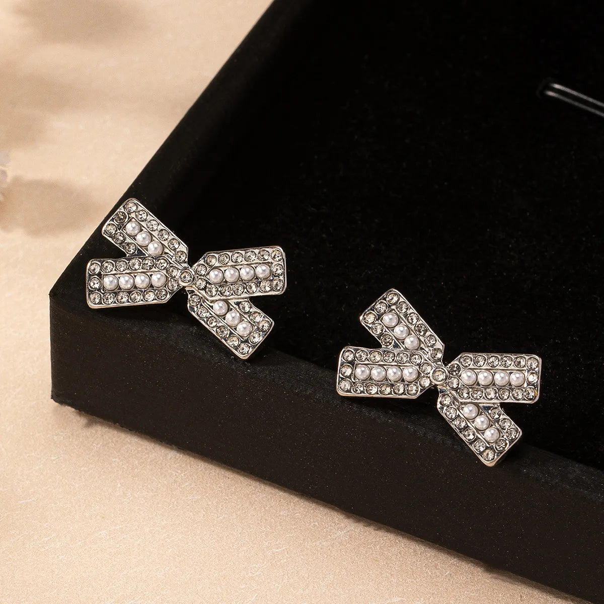 1 Pair Simple Style Classic Style Commute Bow Knot Inlay Plastic Zinc Alloy Artificial Pearls Rhinestones Ear Studs