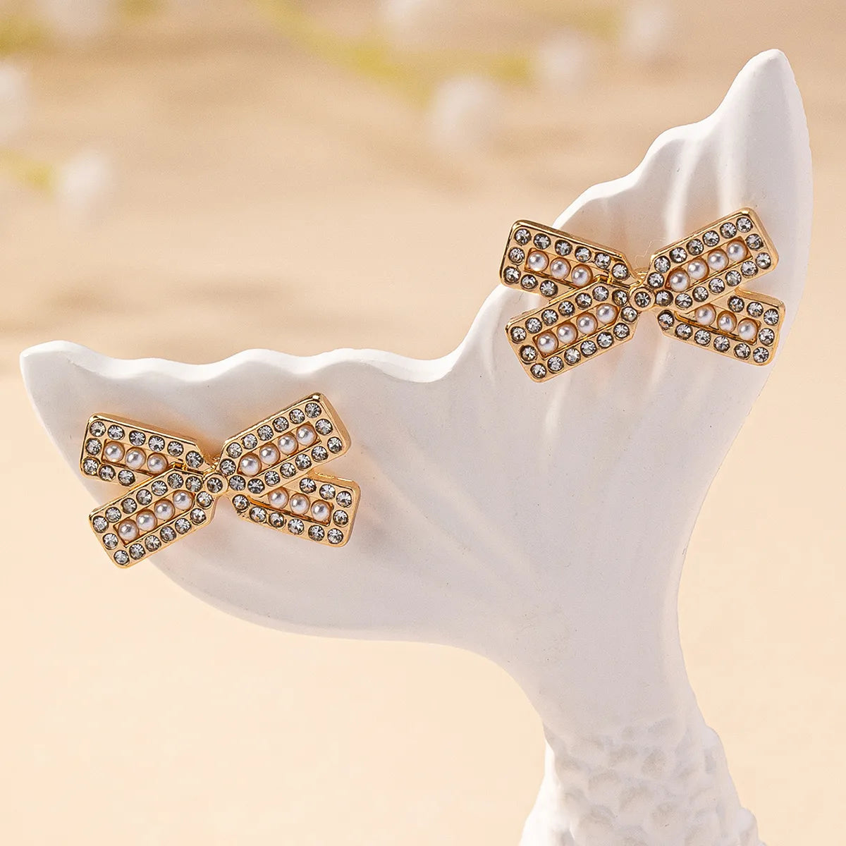 1 Pair Simple Style Classic Style Commute Bow Knot Inlay Plastic Zinc Alloy Artificial Pearls Rhinestones Ear Studs