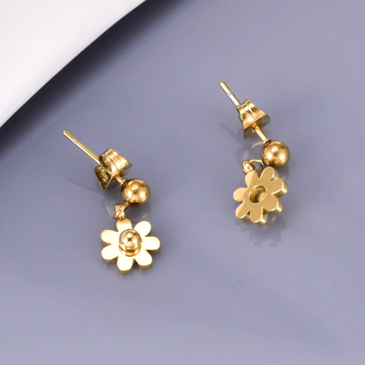 1 Pair Simple Style Classic Style Daisy 304 Stainless Steel Titanium Steel 18K Gold Plated Drop Earrings