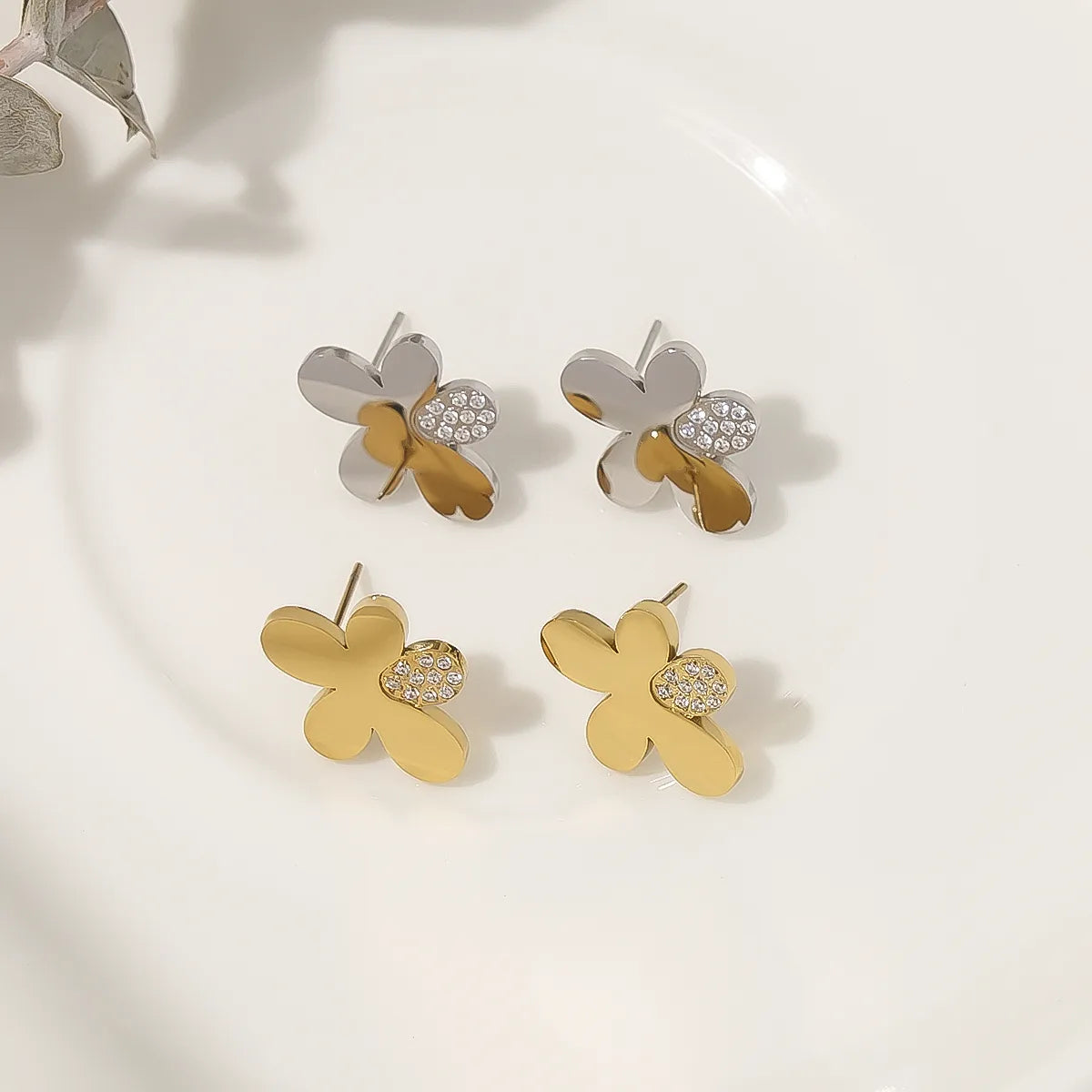 1 Pair Simple Style Classic Style Flower Petal Polishing Plating Inlay 304 Stainless Steel Rhinestones 18K Gold Plated Ear Studs