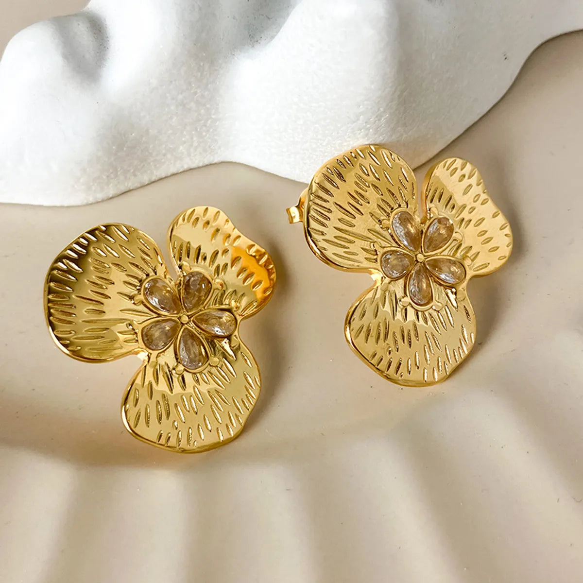 1 Pair Simple Style Classic Style Flower Plating Inlay 304 Stainless Steel Pearl Zircon 14K Gold Plated Ear Studs