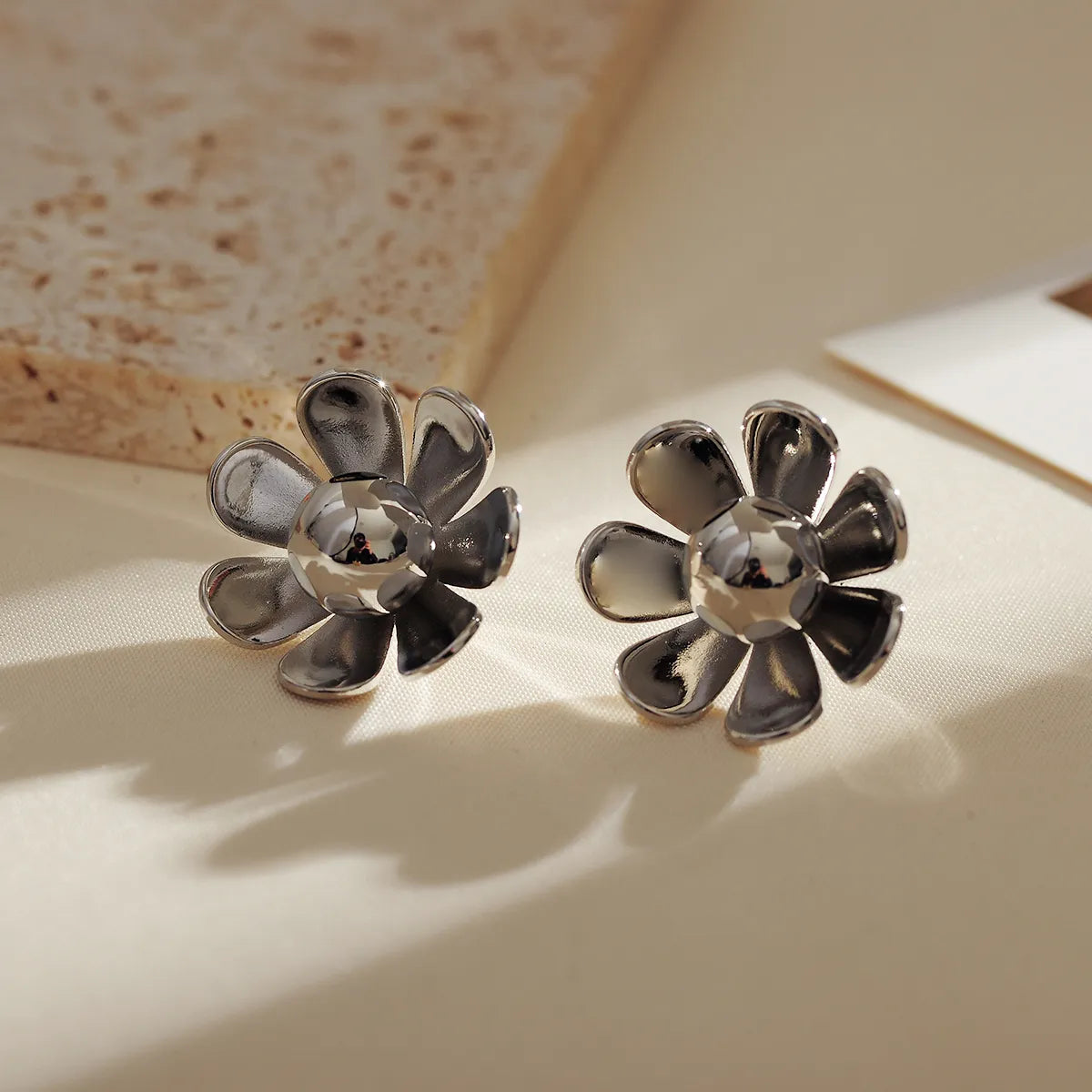 1 Pair Simple Style Classic Style Flower Plating Inlay Copper Pearl Gold Plated Ear Studs