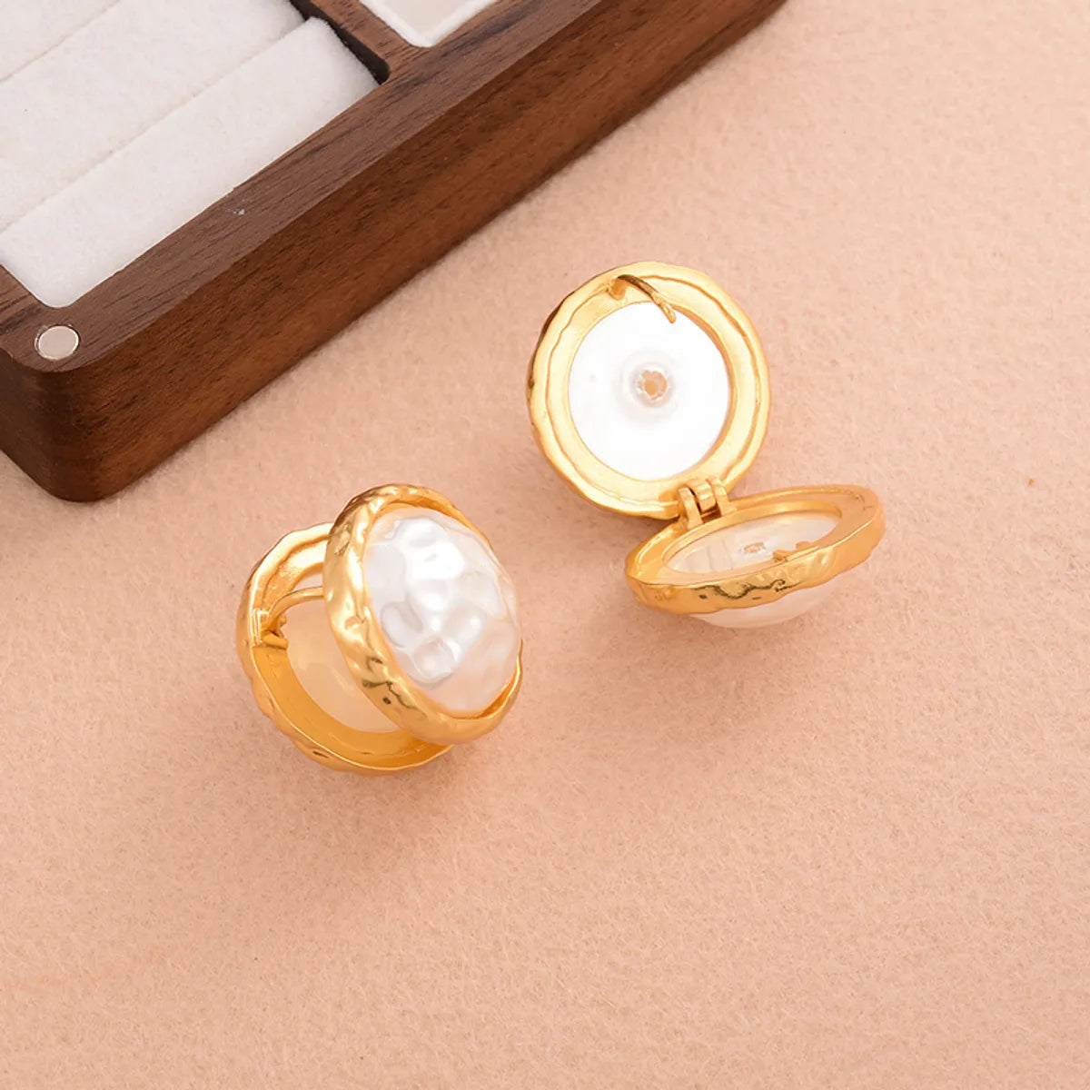 1 Pair Simple Style Classic Style Round Inlay Copper Alloy Pearl 18k Gold Plated Ear Studs