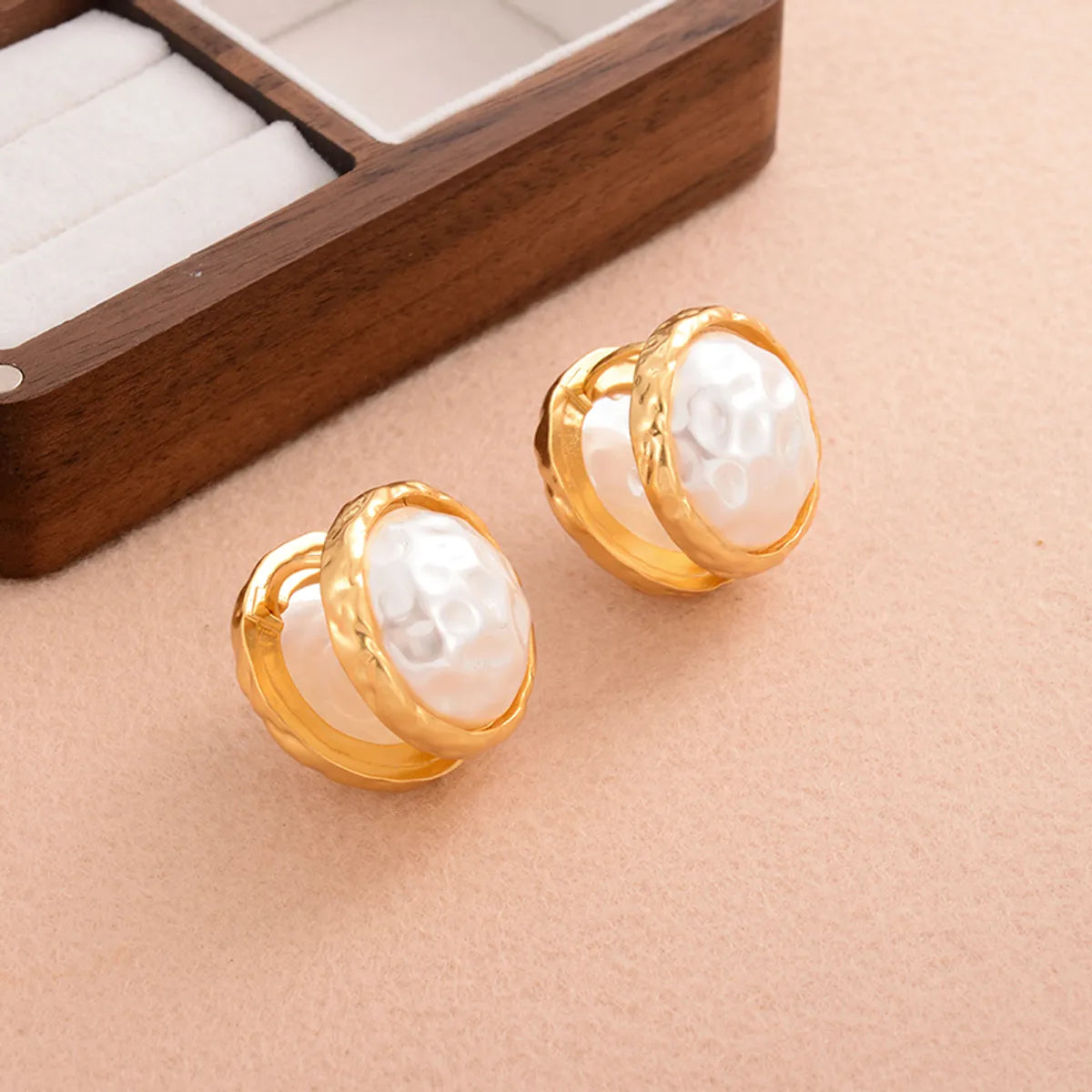 1 Pair Simple Style Classic Style Round Inlay Copper Alloy Pearl 18k Gold Plated Ear Studs