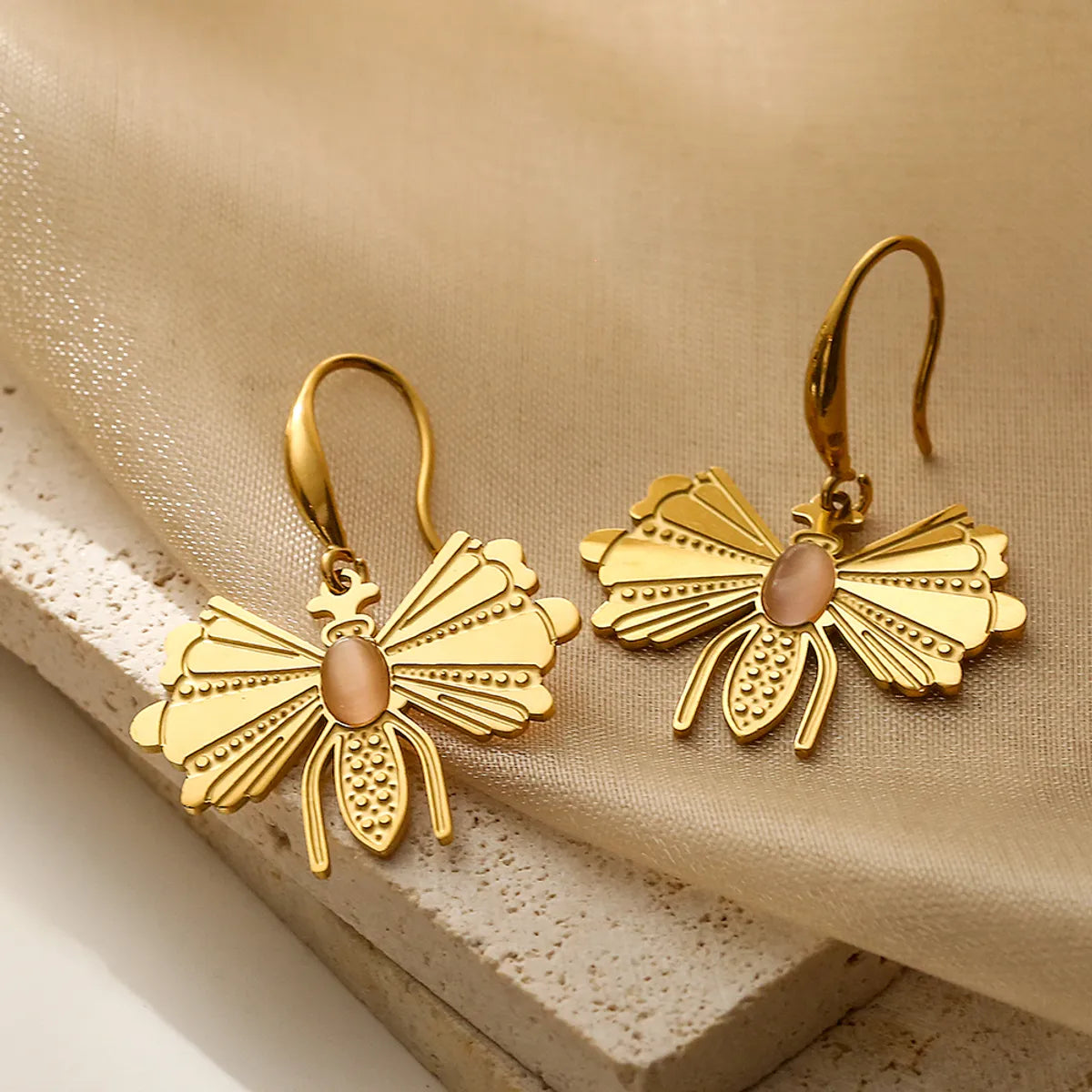 1 Pair Simple Style Commute Bee Plating Titanium Steel 18k Gold Plated Drop Earrings