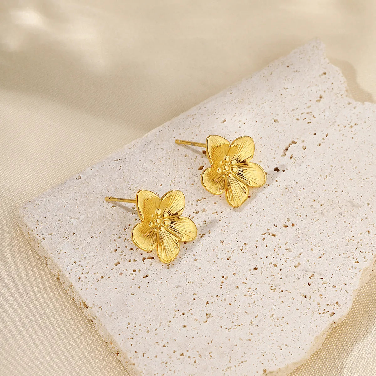 1 Pair Simple Style Commute Flower Inlay 304 Stainless Steel Zircon 18K Gold Plated Ear Studs