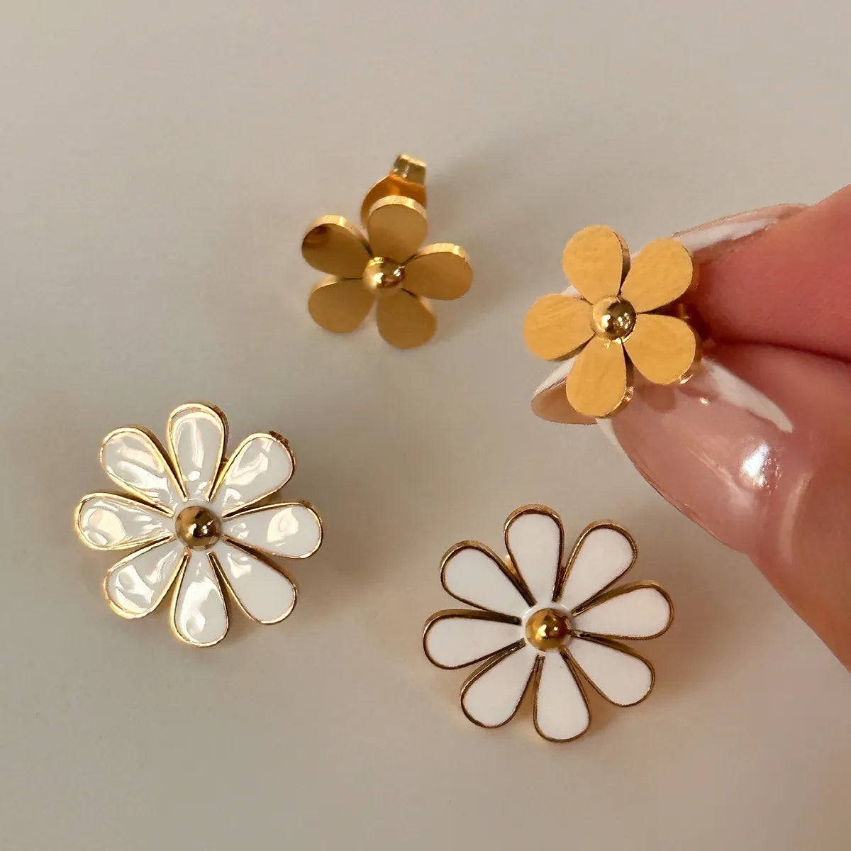 1 Pair Simple Style Commute Flower Plating Titanium Steel Gold Plated Ear Studs