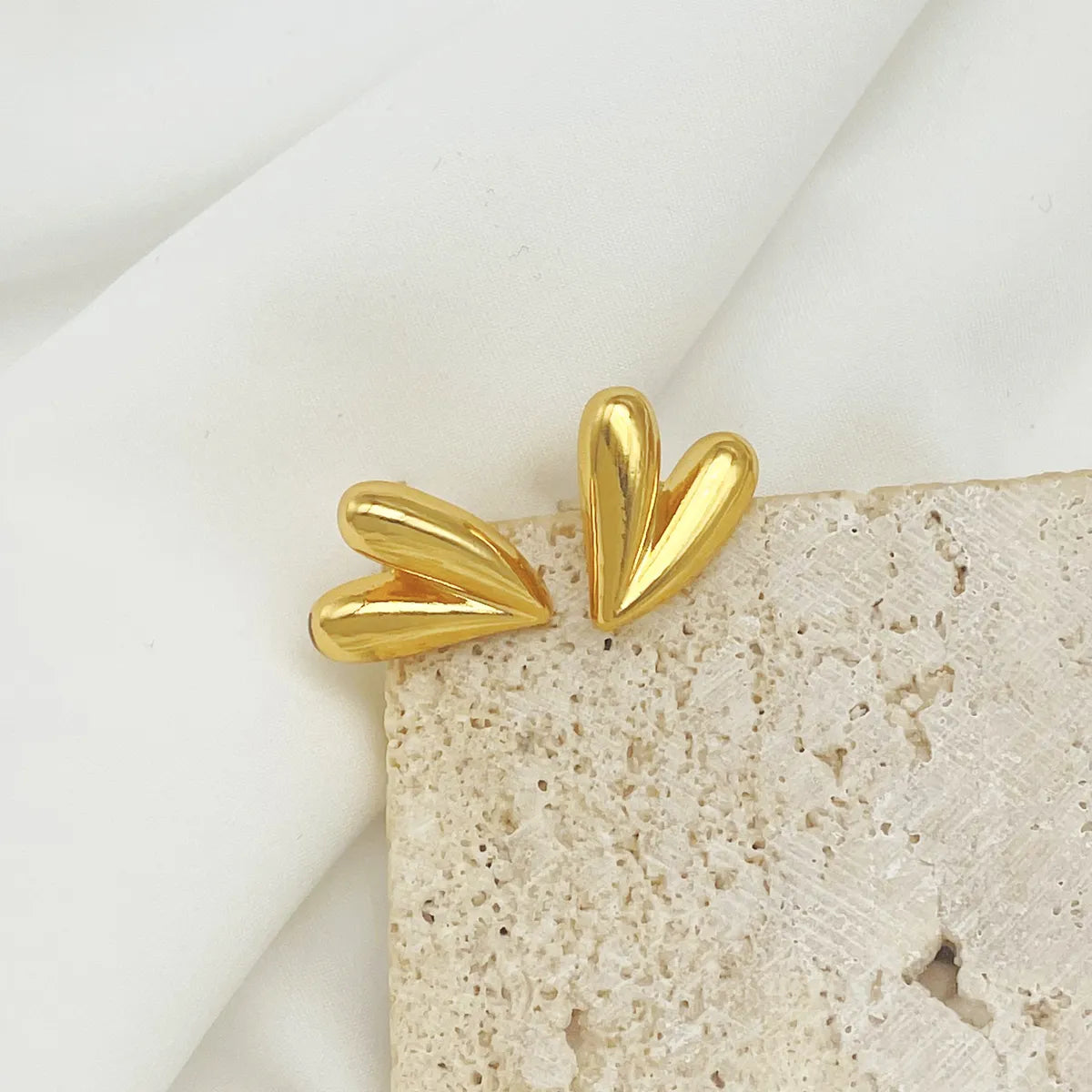 1 Pair Simple Style Commute Heart Shape Alloy Ear Studs