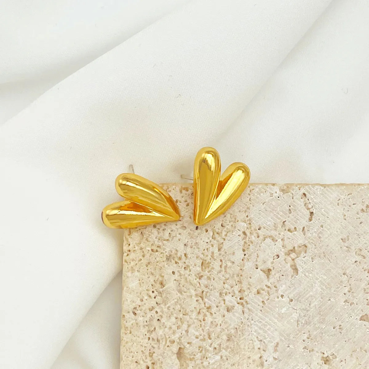 1 Pair Simple Style Commute Heart Shape Alloy Ear Studs