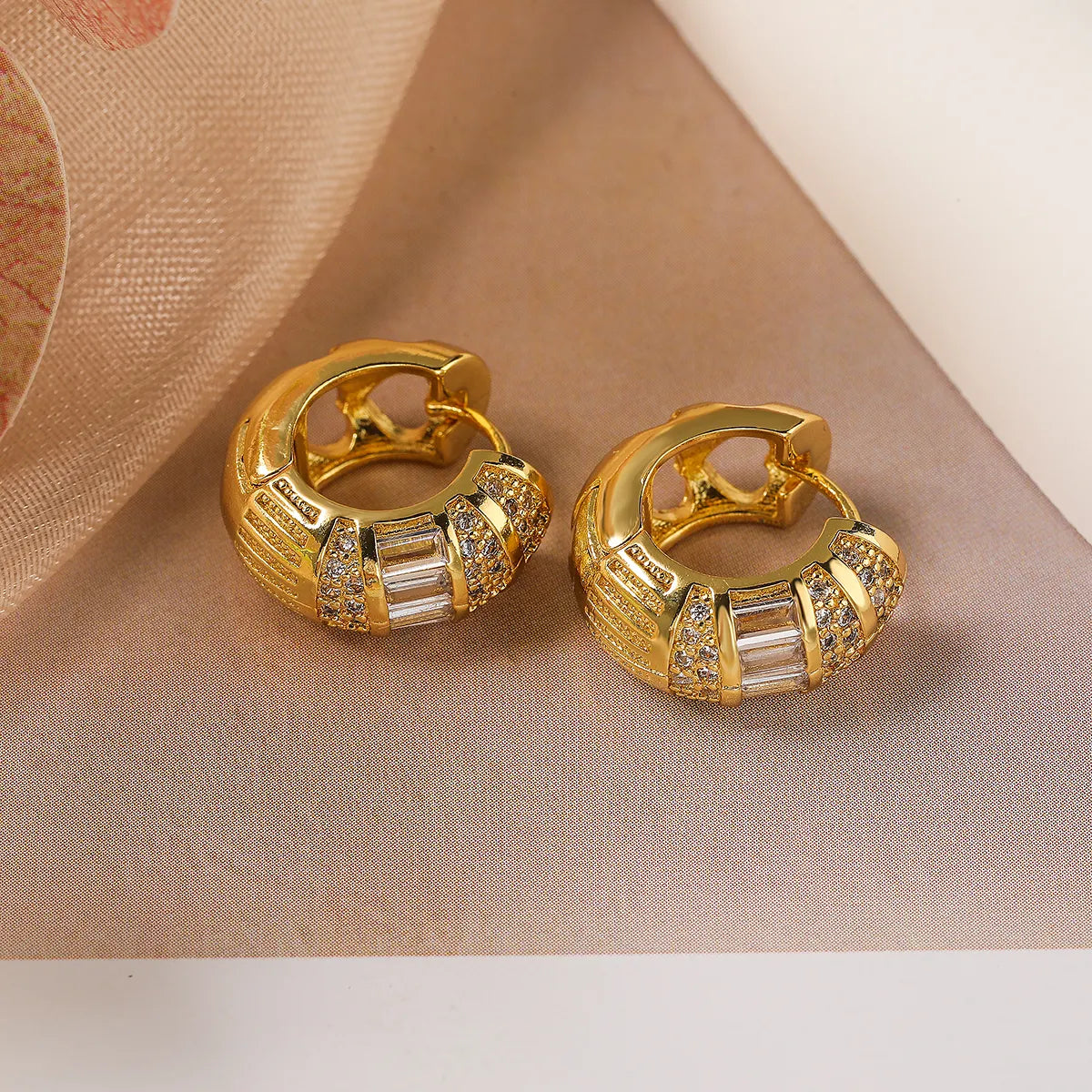 1 Pair Simple Style Commute Round Plating Inlay Copper Zircon 18k Gold Plated Hoop Earrings