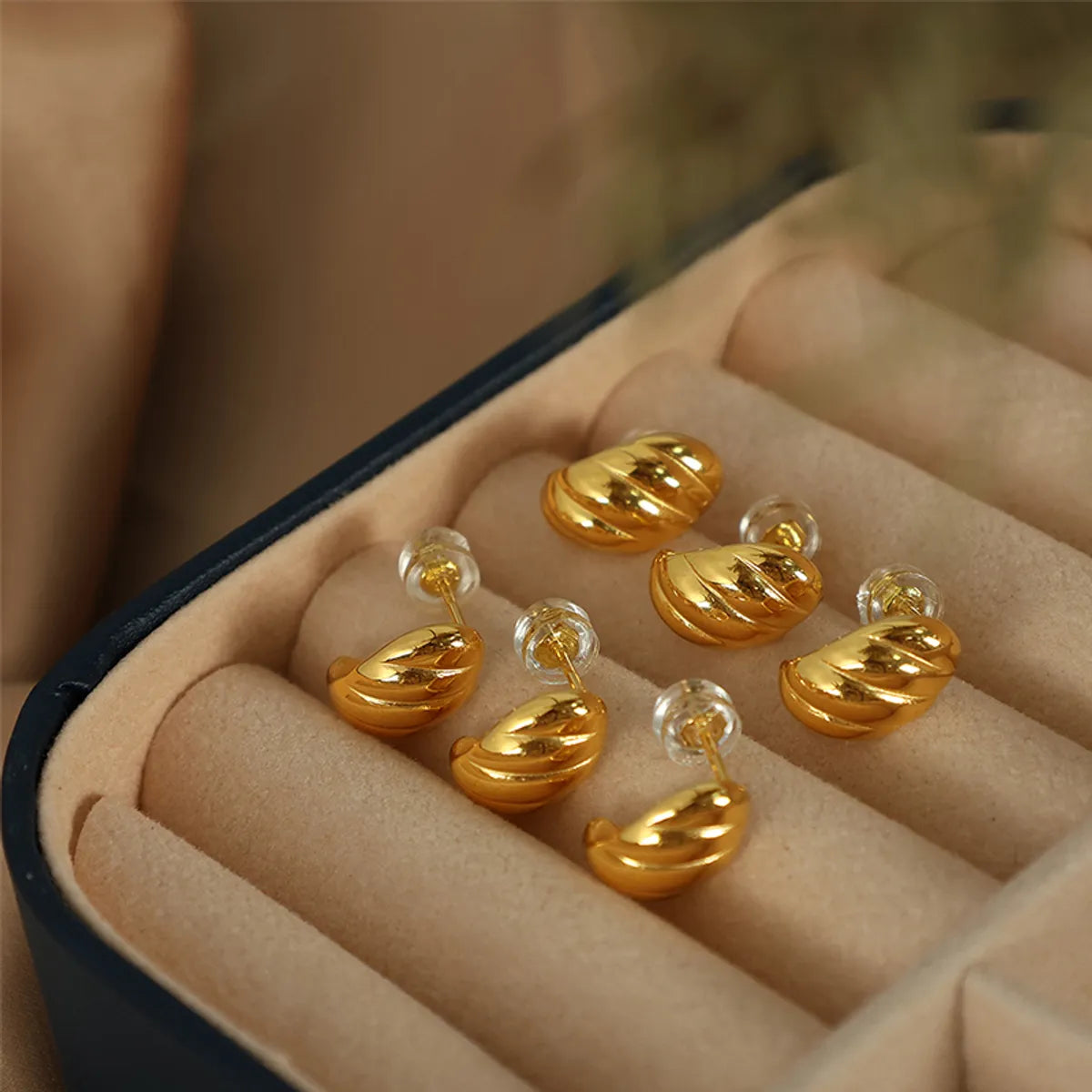 1 Pair Simple Style Commute Solid Color Plating Titanium Steel 18k Gold Plated Ear Studs