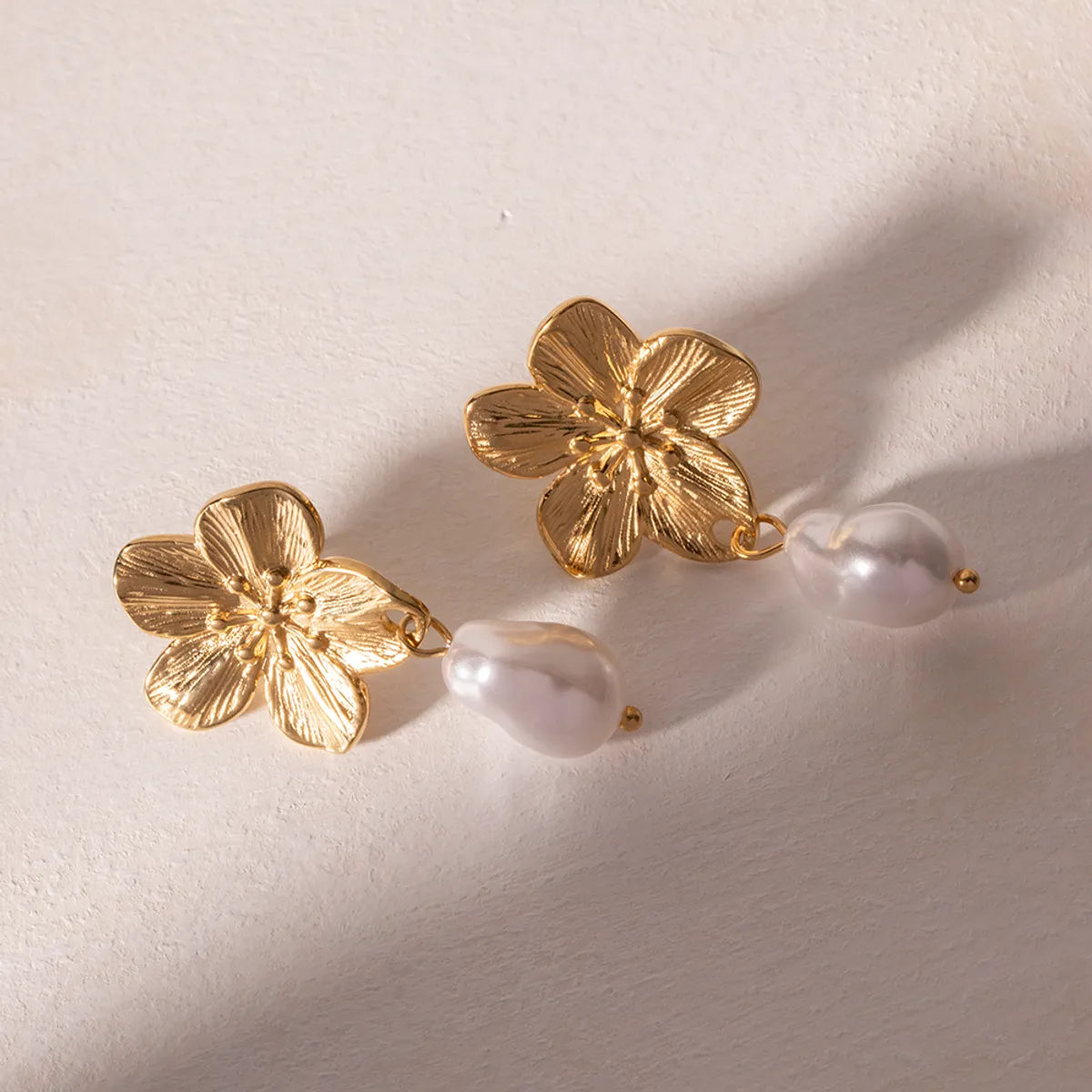 1 Pair Simple Style Flower Inlay Stainless Steel Pearl 18k Gold Plated Drop Earrings