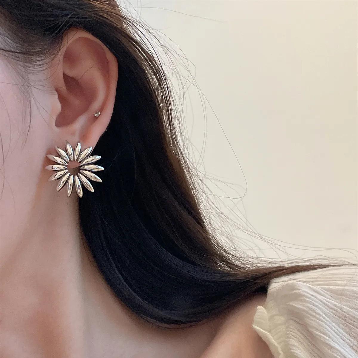 1 Pair Simple Style Flower Plating Hollow Out Copper Ear Studs