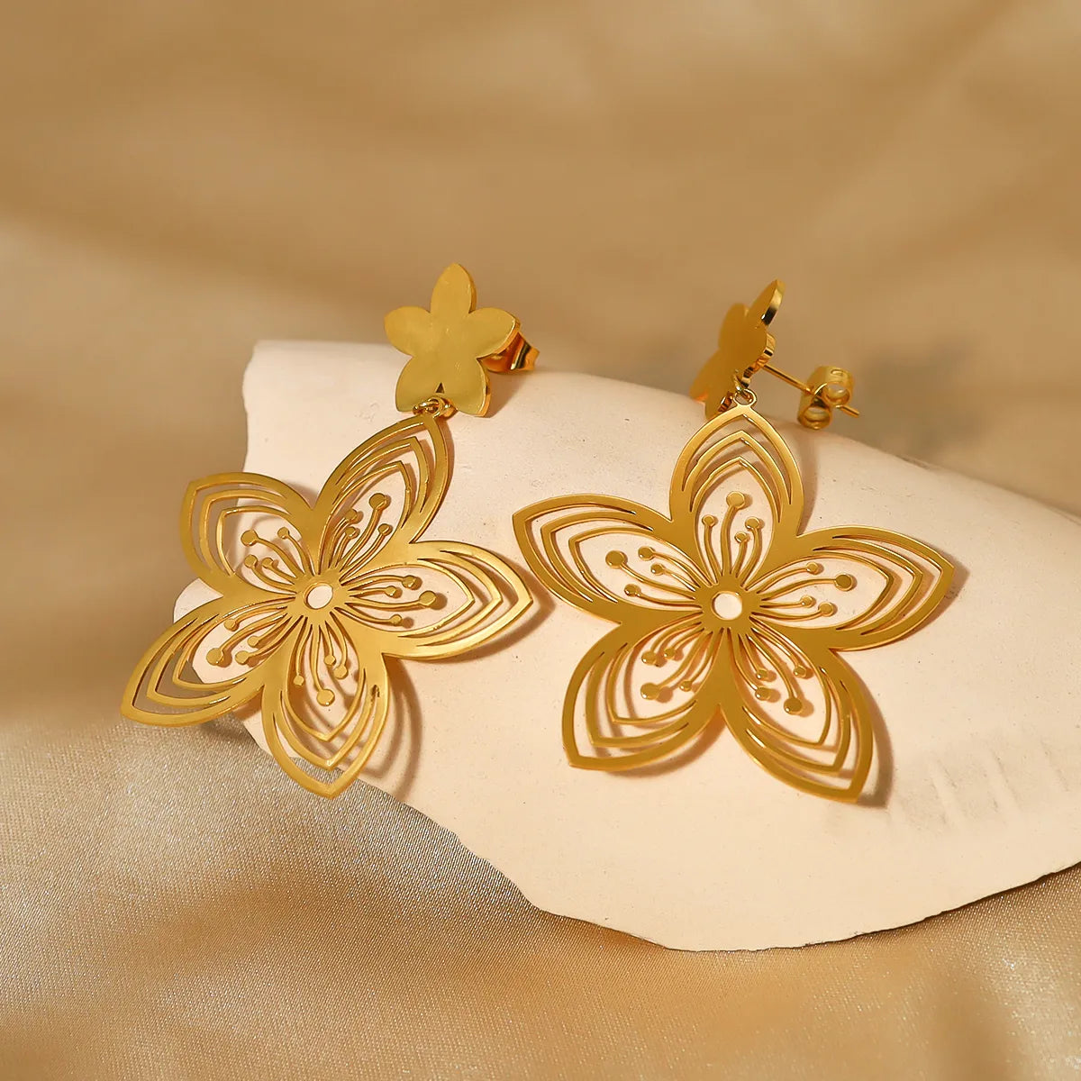 1 Pair Simple Style Flower Plating Hollow Out Titanium Steel 18k Gold Plated Drop Earrings