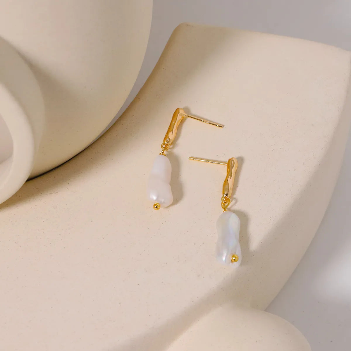 1 Pair Simple Style Geometric Freshwater Pearl Metal 18k Gold Plated Drop Earrings