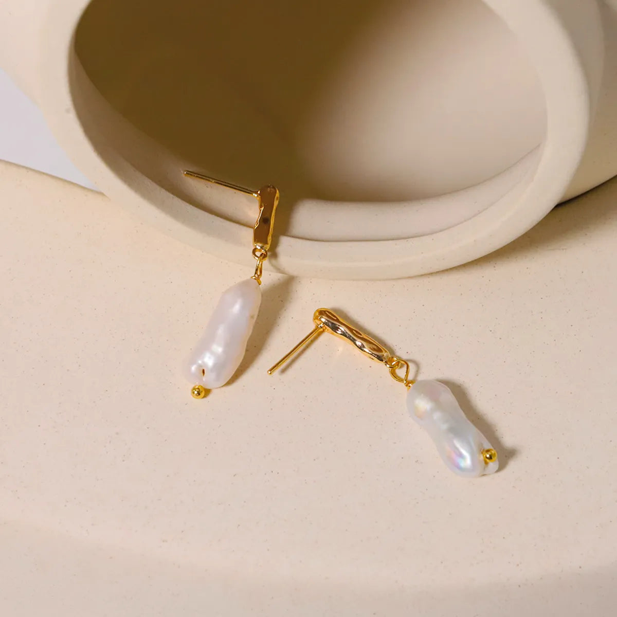 1 Pair Simple Style Geometric Freshwater Pearl Metal 18k Gold Plated Drop Earrings