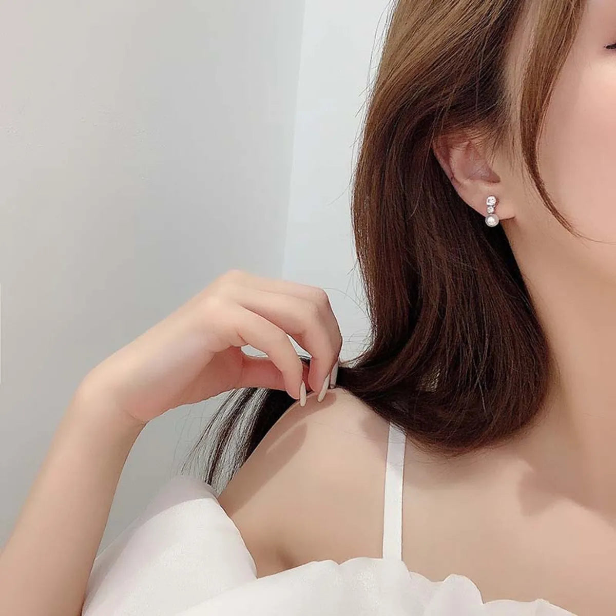 1 Pair Simple Style Korean Style Geometric Plating Inlay Alloy Artificial Rhinestones Artificial Pearls White Gold Plated Gold Plated Ear Studs