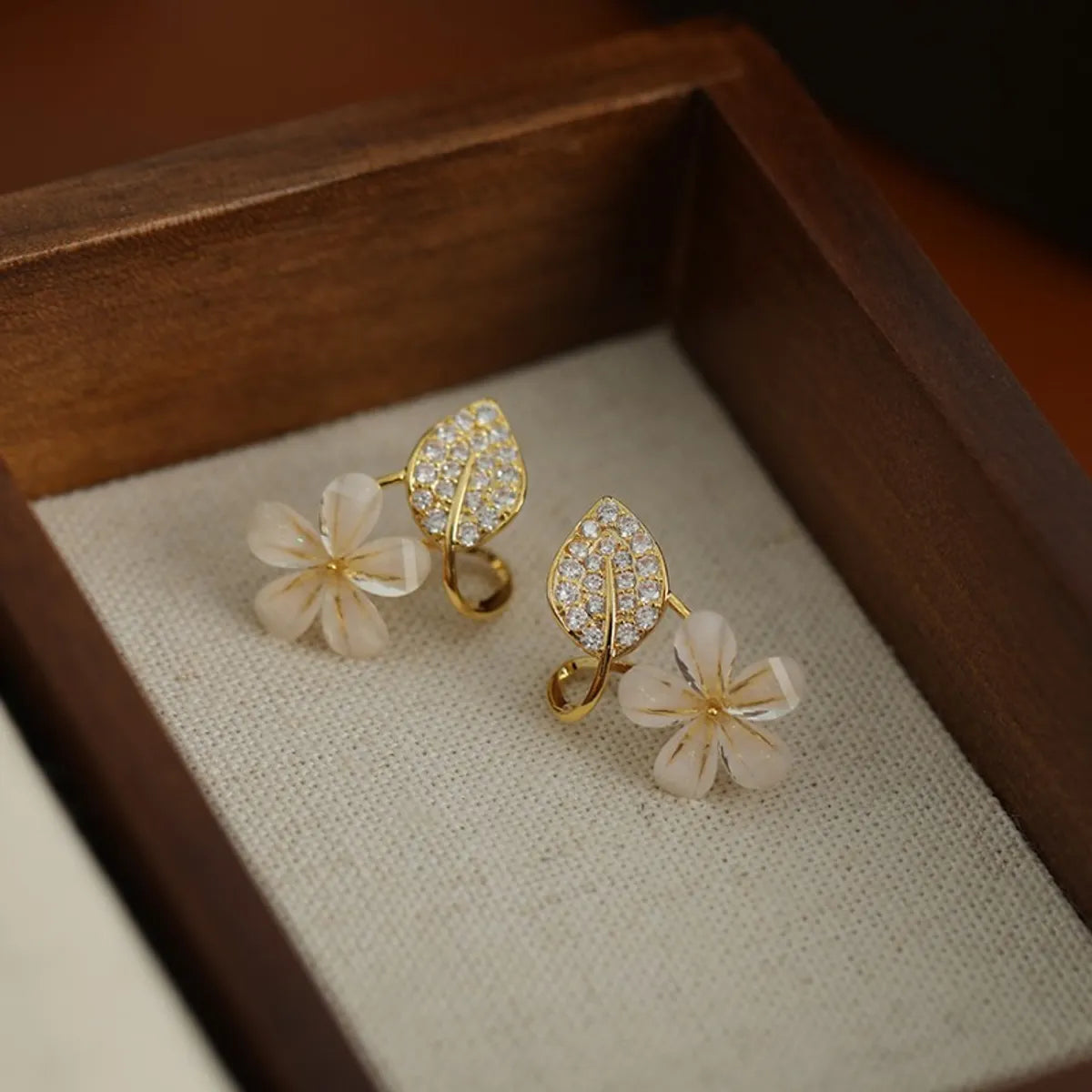 1 Pair Simple Style Leaves Flower Inlay Alloy Rhinestones Gold Plated Drop Earrings