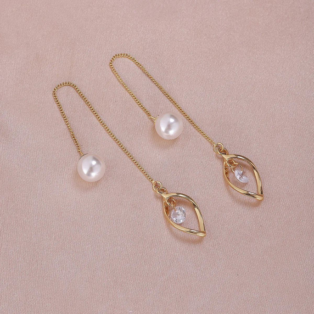 1 Pair Simple Style Moon Alloy Plating Inlay Artificial Pearls Rhinestones Women'S Drop Earrings