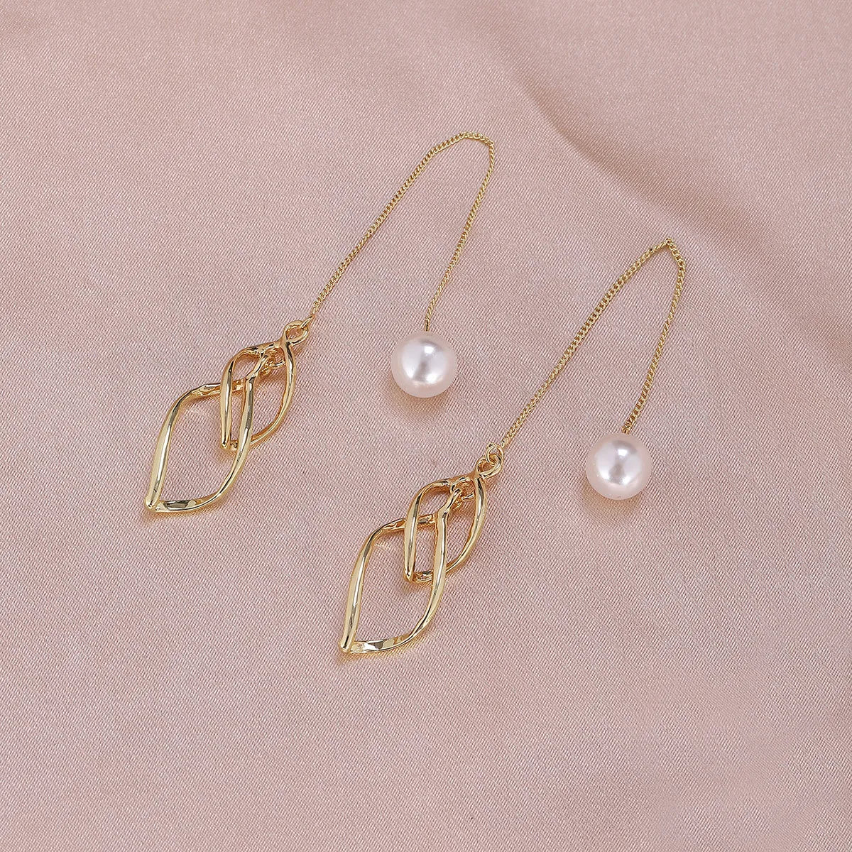 1 Pair Simple Style Moon Alloy Plating Inlay Artificial Pearls Rhinestones Women'S Drop Earrings