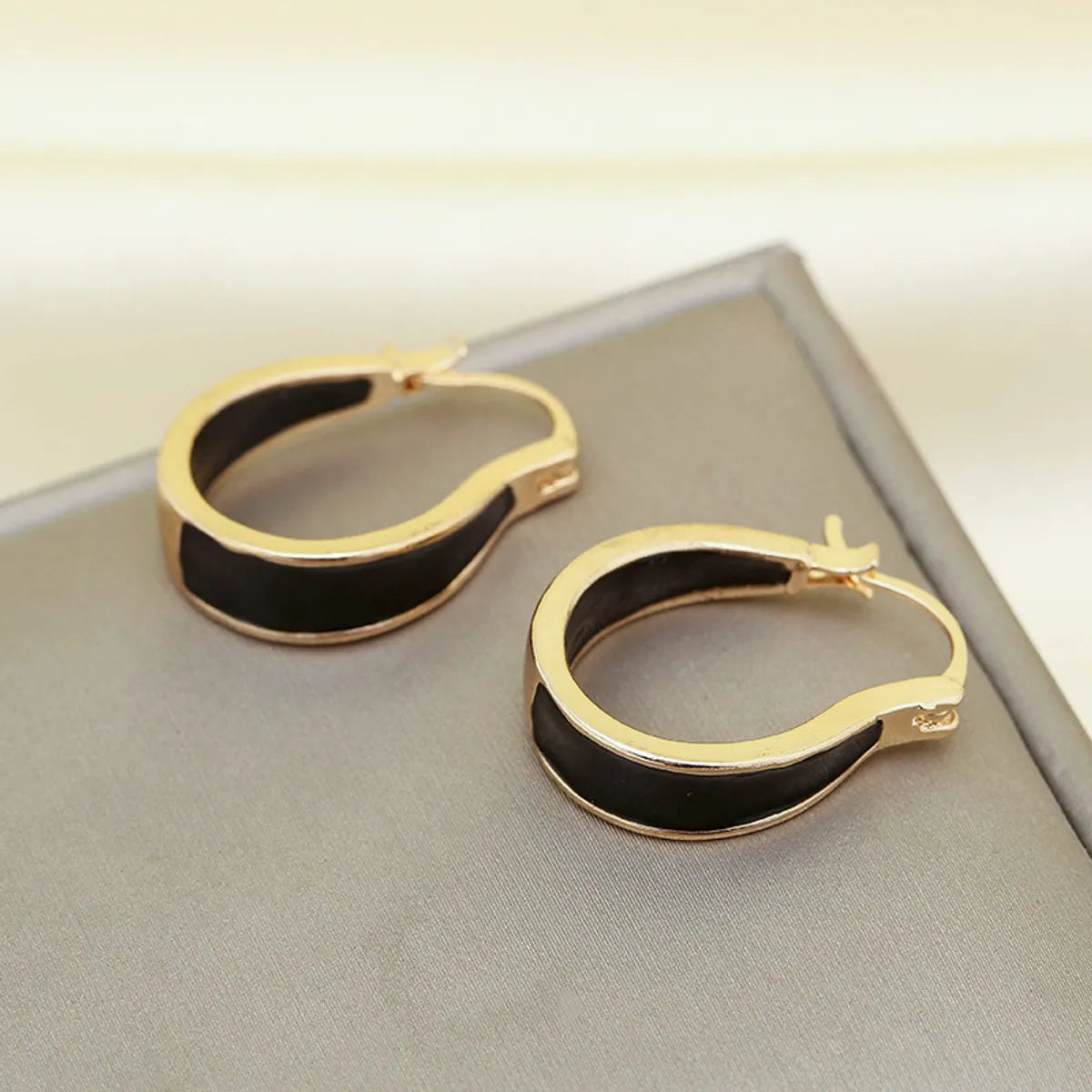 1 Pair Simple Style Round Enamel Alloy Earrings